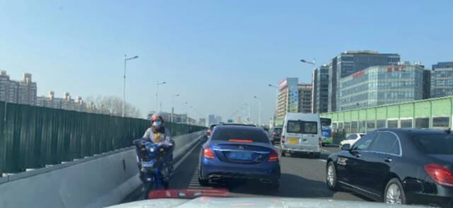 3月10日，沪闵高架，女子骑电动车逆行。本文图均为第4焦点上海交警微发布微信公众号图