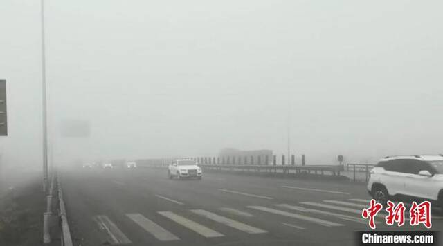 乌昌快速路浓雾天气能见度在150米左右。木塔力甫摄