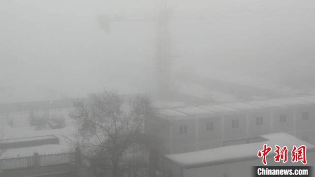乌鲁木齐市新市区银川路一工地被大雾笼罩。王小军摄