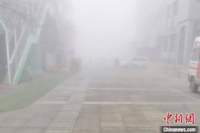 乌鲁木齐市北京路市民在大雾中行进。王安妮摄