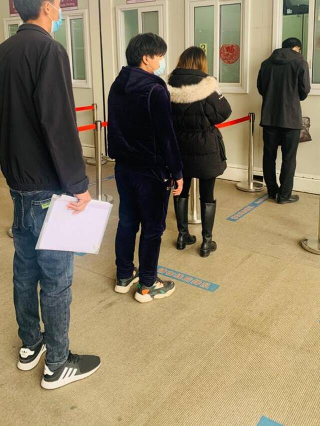  13日下午，北京朝阳医院，排队做核酸检测的只有寥寥数人。
