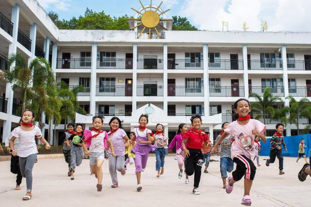 云南西双版纳基诺山基诺族乡民族小学学生在跑步（2019年6月11日摄）。