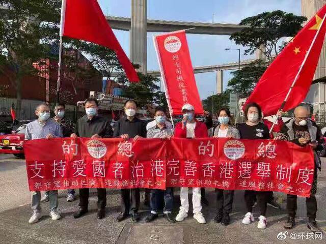 香港百辆的士挂国旗巡游宣传 支持全国人大通过完善特区选举制度决定