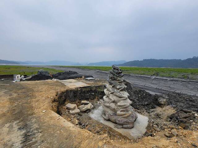 台湾近期严重缺水，日月潭水库水位持续下降，知名景点“九蛙叠像”距离潭水愈来愈远，被戏称是“九蛙飞天”。图自台媒