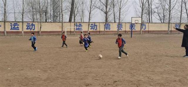 这支从泥地上建队的女足 仅用两年就挺进全国八强