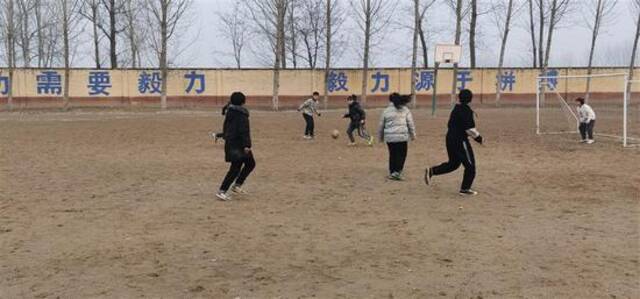 这支从泥地上建队的女足 仅用两年就挺进全国八强