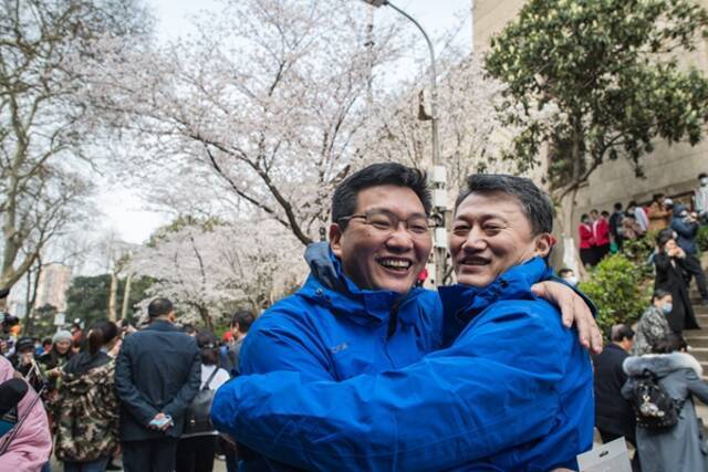 武汉大学开启抗疫医护人员赏樱专场