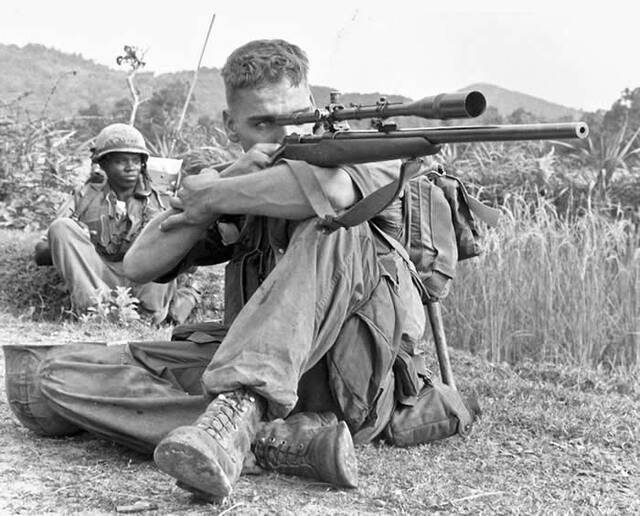越战中北越女狙击手“女阿帕契人”蹲着撒尿暴露被美军“白羽”CarlosHathcock狙杀