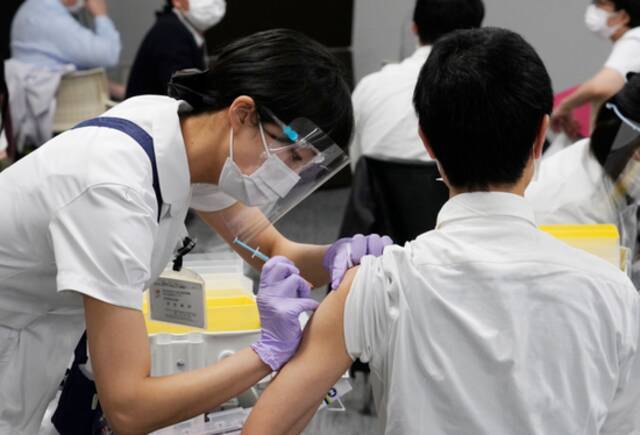 日本东京，医务人员接种新冠疫苗（资料图）