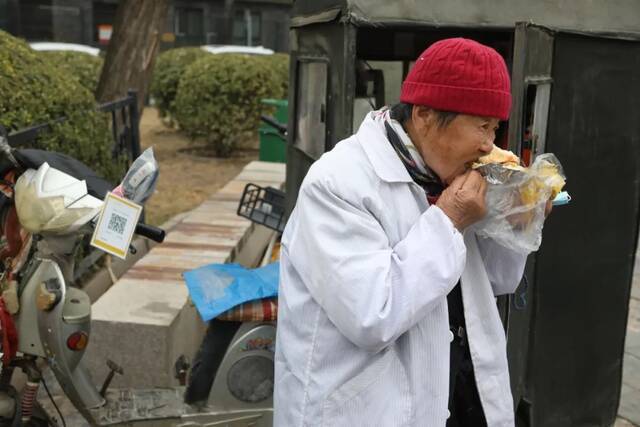 曲奶奶在吃午饭。新京报记者王嘉宁摄