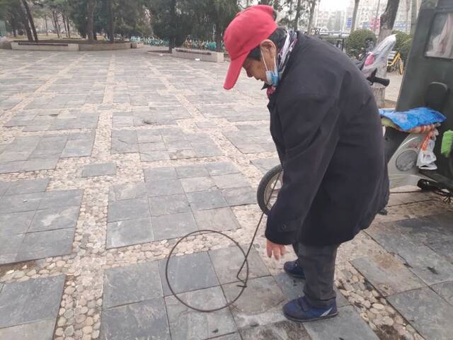 曲奶奶在玩滚铁圈。新京报记者吴采倩摄