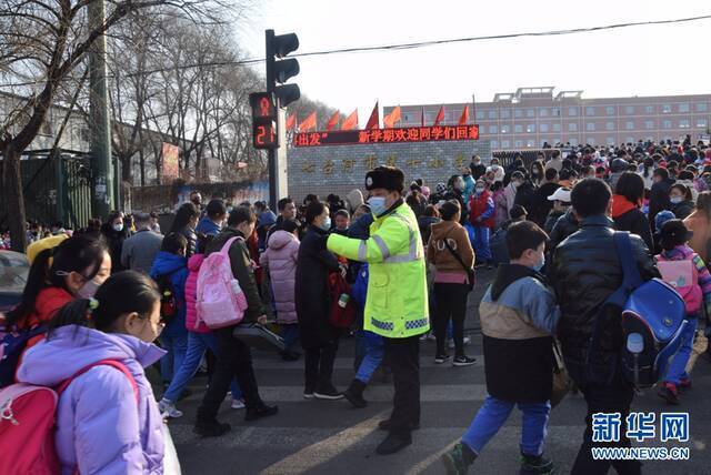 七台河市交警设立“护学岗”