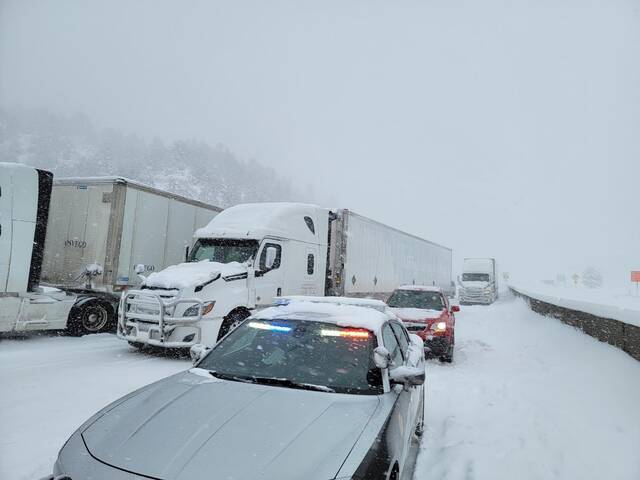 不少美国司机被大雪围困在公路上来源：科罗拉多州公路巡逻队推特