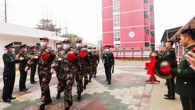 首批“一年两征”武警新兵，抵达上海