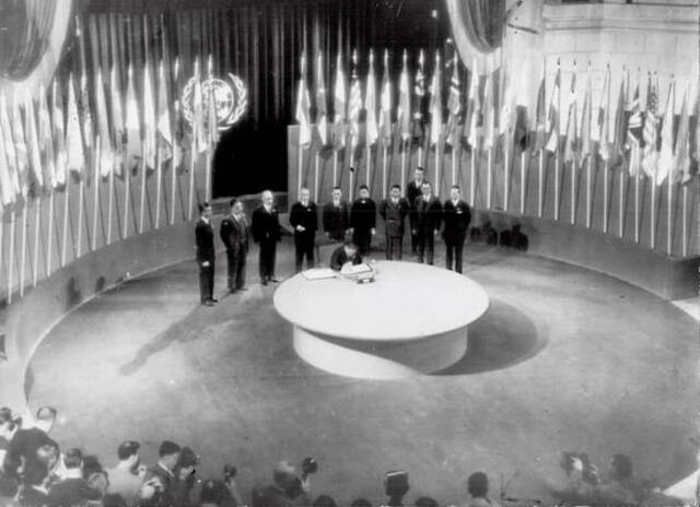 1945年4月25日，来自50个国家（波兰因故未参加）的代表在美国旧金山召开了“联合国国际组织会议”。6月26日，50个国家的代表签署了《联合国宪章》。图/视觉中国