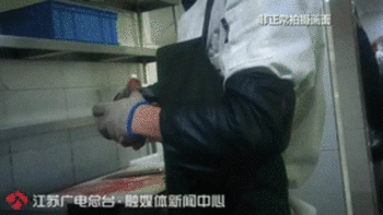 用发芽土豆、拿扫帚捣制冰机…知名火锅店紧急致歉！上海也有多家门店
