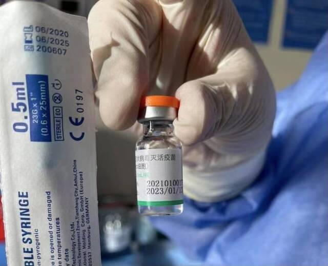 △巴特额尔登展示自己接种的中国新冠疫苗图片来自巴特额尔登个人社交账号