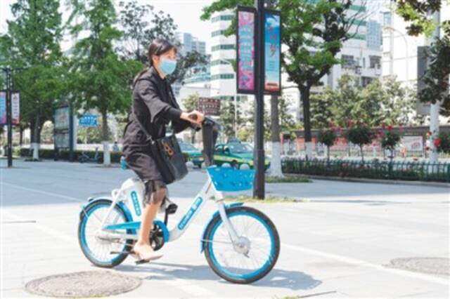 在湖北省襄阳市樊城区，市民正在骑共享电动助力车出行。谢剑飞摄（新华社发）