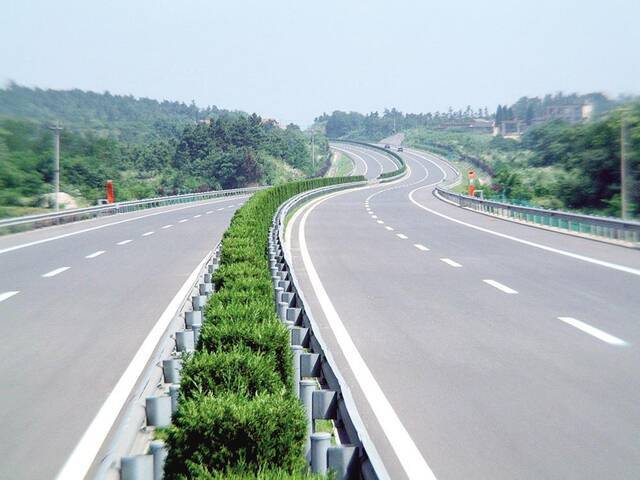 蜿蜒平坦的山间道路。祝美甲摄