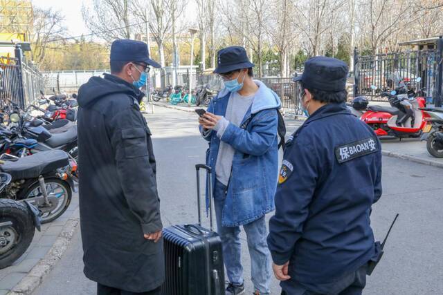 返校首日丨看，小白杨们陆续回家啦～