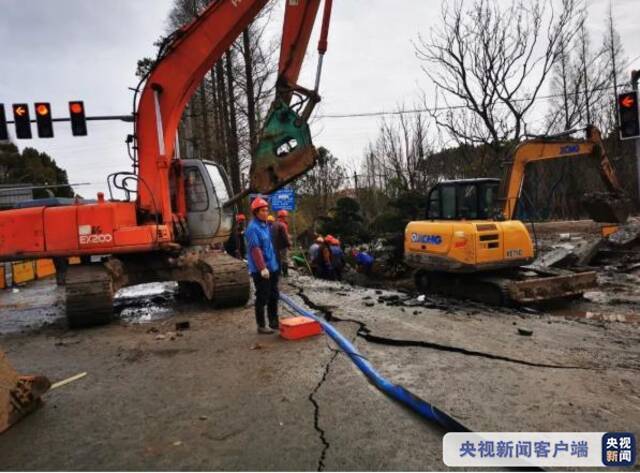 3.08万户居民因水管破裂断水 上海崇明消防日夜兼程保送水