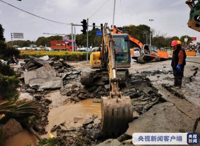 3.08万户居民因水管破裂断水 上海崇明消防日夜兼程保送水