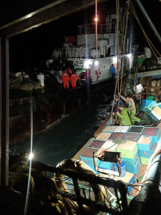 救援人员正在现场对4名落水船员施救。受访者供图