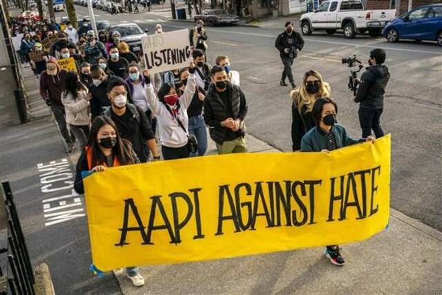 ↑示威者在西雅图唐人街区游行，抗议针对亚裔仇恨和偏见图据NBC新闻