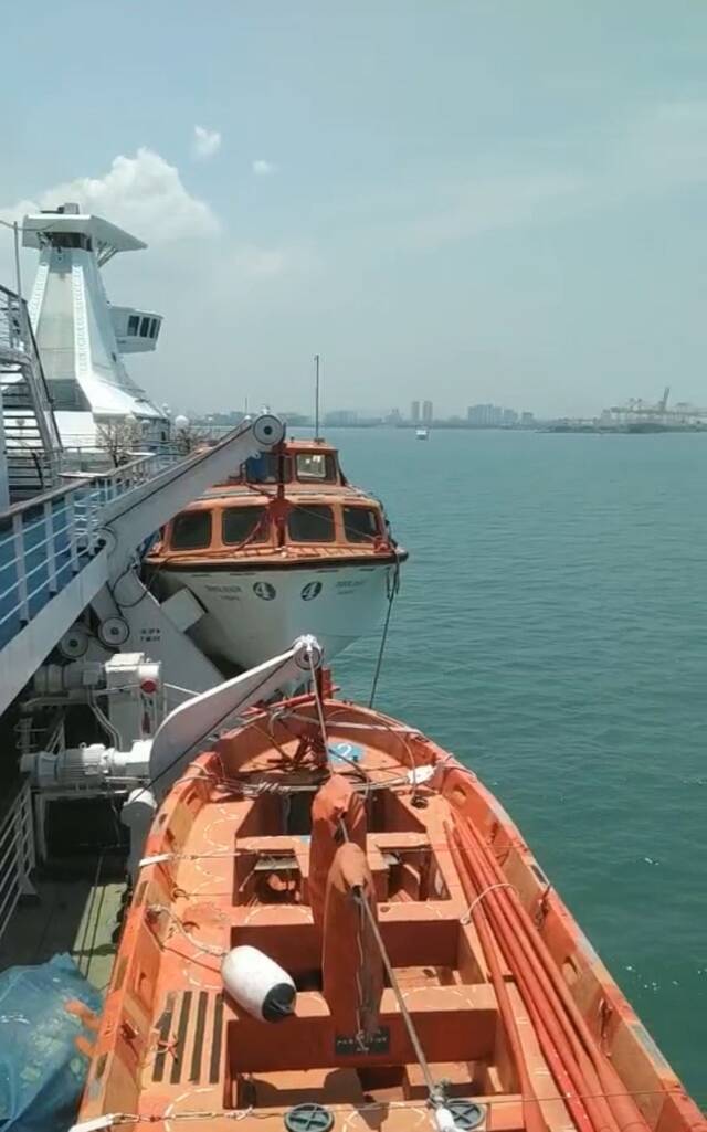 客轮停泊在槟城海域。受访者供图