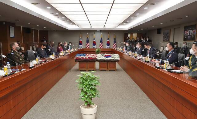 奥斯汀对韩国进行正式访问，与韩国国防部长官徐旭举行会谈图源：IC Photo