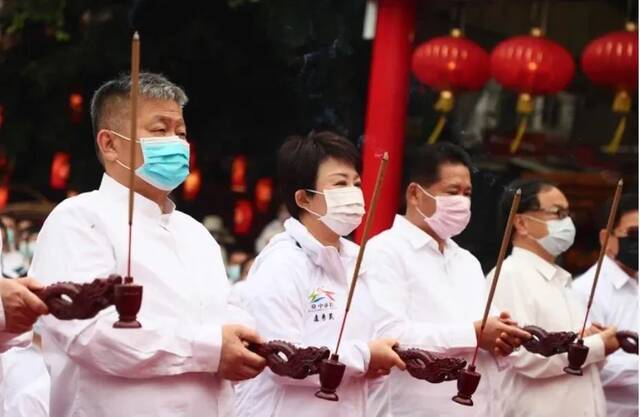 台中市长卢秀燕（左二）参加镇澜宫祈雨法会