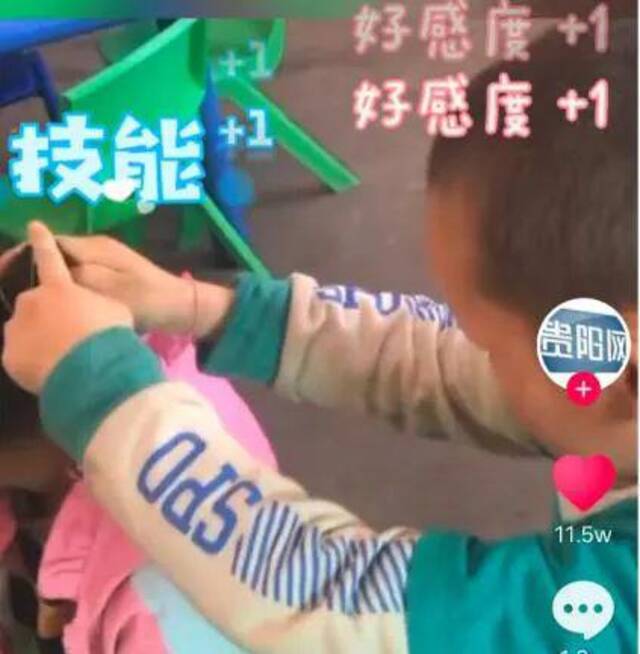 幼儿园男孩帮女同学扎辫子，看呆旁边同学！网友：赢在起跑线上