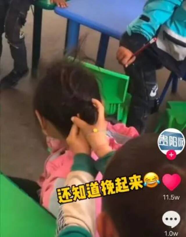 幼儿园男孩帮女同学扎辫子，看呆旁边同学！网友：赢在起跑线上