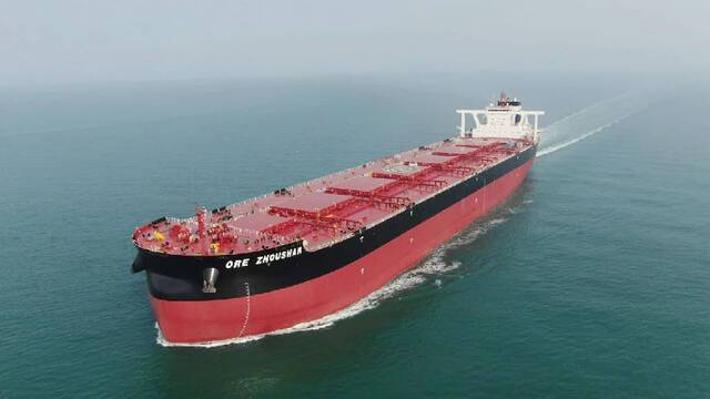 32.5万吨超大型矿砂船顺利交付