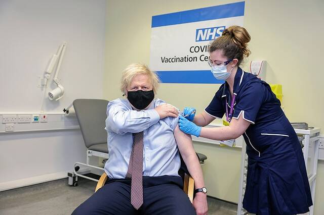 英国首相约翰逊已接种第一剂新冠疫苗