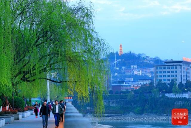 湖北省恩施市城清江两岸柳芽吐绿，春意盎然，景色宜人，吸引众多市民和游客前来踏春。（湖北省恩施州纪委监委供谭华摄）