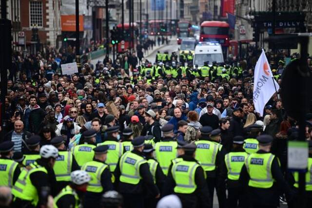 英国伦敦举行反对疫情严格管控抗议游行