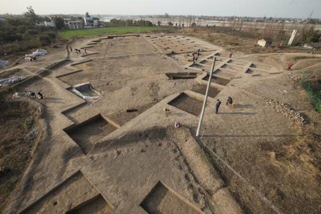 青关山遗址，可能是三星堆的宗庙，它也被誉为继三星堆两个祭祀坑之后的最大考古发现。广西师范大学出版社图