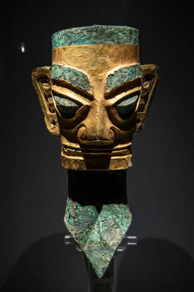 这是在三星堆博物馆拍摄的“戴金面罩青铜人头像”（3月5日摄）。该文物于1986年从三星堆2号“祭祀坑”出土。新华社记者沈伯韩摄