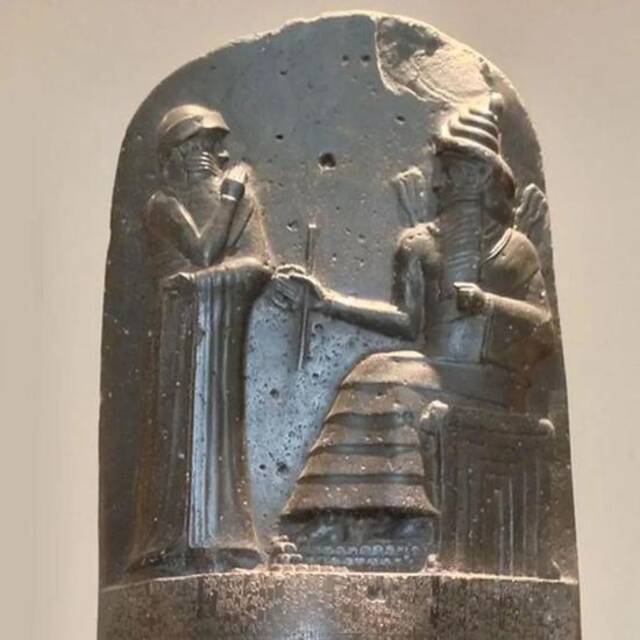 这是收藏于巴黎卢浮宫博物馆的古巴比伦《汉谟拉比法典》石柱，上面雕刻有象征王权的权杖。图片来自网络