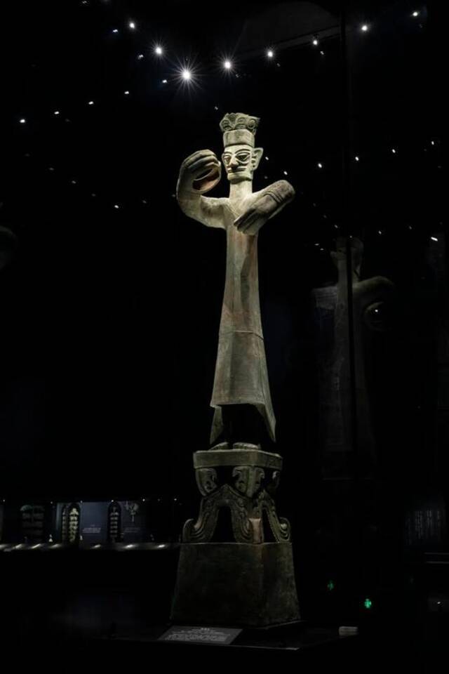 这是在三星堆博物馆拍摄的“青铜大立人”（3月17日摄）。该文物于1986年从三星堆2号“祭祀坑”出土。新华社记者沈伯韩摄