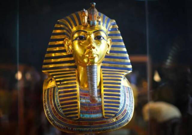 这是2011年3月22日在埃及首都开罗的埃及博物馆拍摄的图坦卡蒙金面具。新华社记者才扬摄