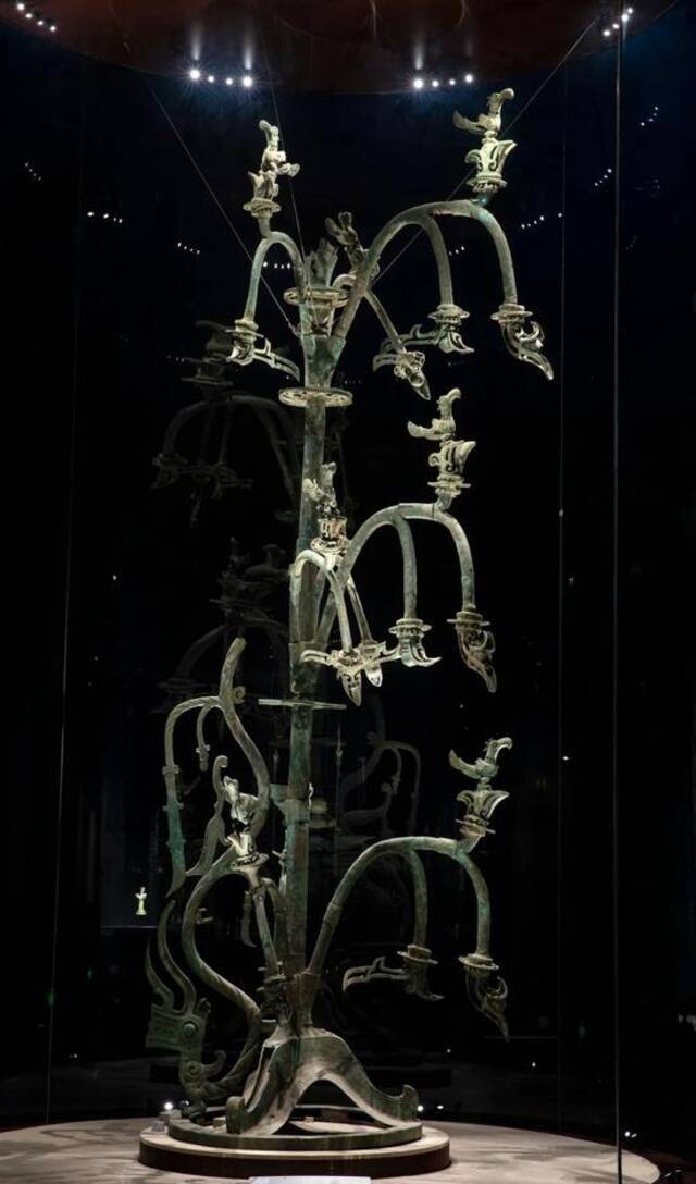 这是在三星堆博物馆拍摄的“青铜神树”（3月17日摄）。该文物于1986年从三星堆2号“祭祀坑”出土。新华社记者沈伯韩摄