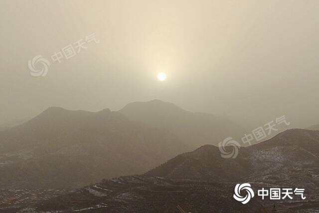 昨天上午，沙尘进京，延庆地区天空变昏黄。（图/中国天气网王晓）