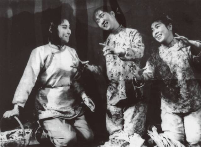 ·刘燕平（左一）在西北文工团演话剧。