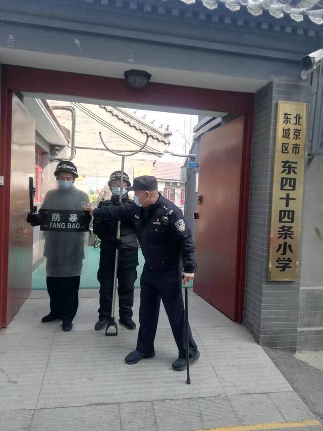 北京东城有个“铁拐民警” 带你揭秘他的“移动警务室”