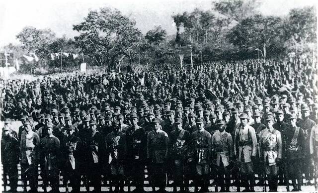 ▲1945年1月，新四军苏浙军区在长兴成立。图为1944年10月13日，新四军成立7周年大会在槐坎温塘村（今属煤山镇）举行。