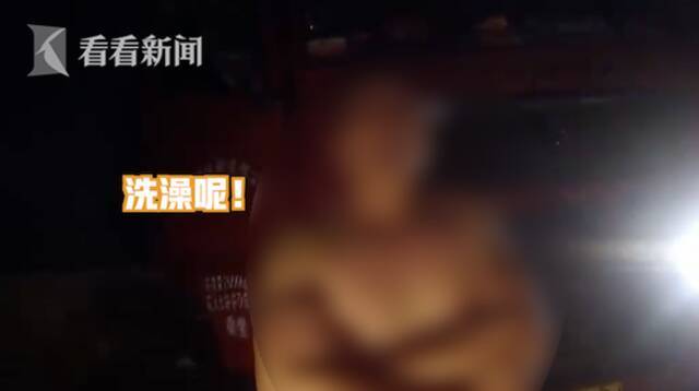 男子违停高速，脱衣服洗澡！交警：这么奇葩的？