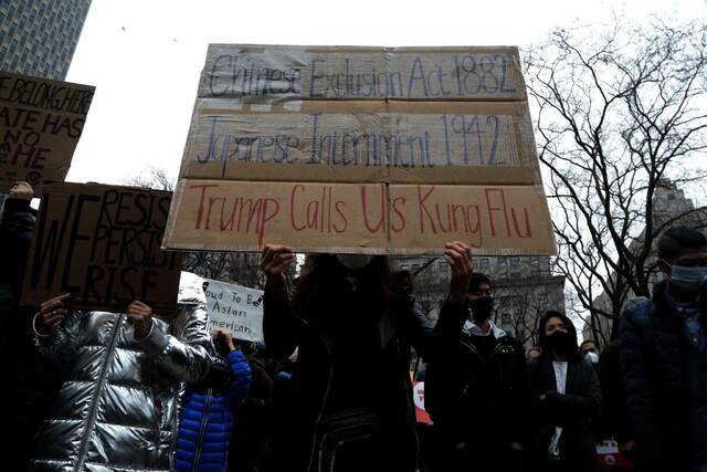 当地时间2月27日，美国纽约，亚美联盟于曼哈顿下城富力广场举办反仇恨亚裔抗议活动，数百民众和众多民选官员现身声援，呼吁社区团结，停止针对亚裔的歧视和仇恨犯罪。图/IC photo