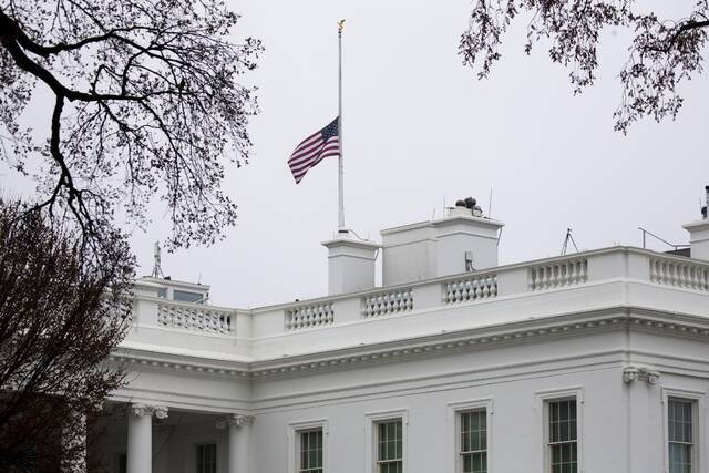 当地时间3月18日，美国华盛顿，美国白宫降半旗，悼念在亚特兰大枪击事件中的遇难者。据悉，此次枪击事件造成8人死亡，其中6人都是亚裔女性。图/IC photo